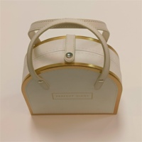 Boîte cadeau rigide de luxe écologique avec matériaux recyclés, design blanc portable et finition dorée