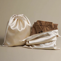 Sac à cordon en satin argenté de luxe avec impression de logo personnalisée en sérigraphie, pochette à bijoux pour emballage textile