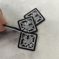 Logo 3D de nom de marque privé personnalisé étiquettes de patch en caoutchouc PVC souple gaufré à coudre pour vêtements décoration en dentelle en forme de coeur et de fleur