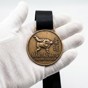 Médaille de championnat d'arts martiaux en bronze antique personnalisée avec relief de lancer de judo pour les <span class=keywords><strong>dojo</strong></span>, les fédérations et les organisateurs de tournois - Product Image 1