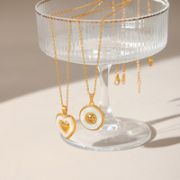 Collier minimaliste chic en acier inoxydable plaqué or 18 carats PVD, chaîne rolo, pendentif cœur rond en résine, bijoux superposés, cadeau pour femme