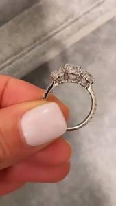 แหวนเพชรทรงกลม 3 เม็ด แหวนหมั้นเพชรเลี้ยงในห้องปฏิบัติการ ทอง 14K แหวนทริโลจี ดีไซน์หรูหรา ของขวัญเครื่องประดับชั้นดีสำหรับผู้หญิง - Product Image 5