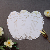 Carte de menu de mariage en velours vert avec texte personnalisé en feuille d'or et pompon pour banquet de mariage et dîner formel