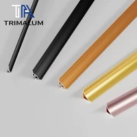 Profilé triangulaire concave avec canal pour câbles - Moulure en alliage d'aluminium à joint dissimulé pour les coins de fenêtres et de plafonds