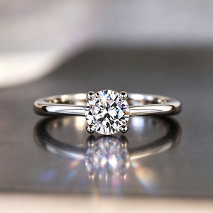 Anello Solitario Classico a Quattro Punte per Donne, Fascia Liscia, Gioiello da Dito per Proposta di Matrimonio e Fidanzamento - Product Image 1