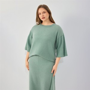 Übergrößen Damen Salbeigrün 2-teiliges Strickset Rundhals Geripptes Trompetenärmel-Oberteil Seitlich Geschlitzter Midi-Rock - Product Image 5