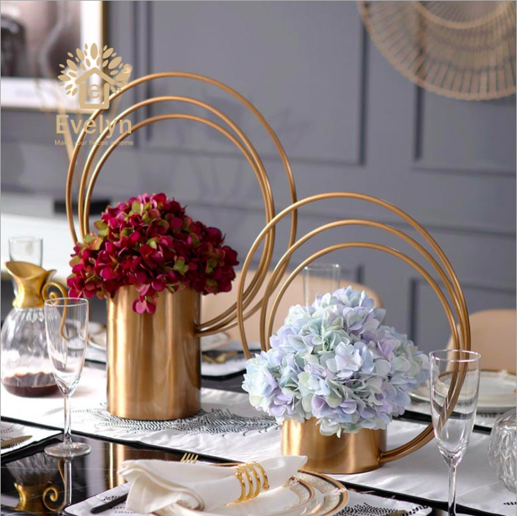 Большая металлическая ваза золотого цвета из латуни с искусственными цветами для свадебного декора