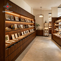 Étagère de présentation en bois de noyer au design moderne avec éclairage LED, meuble de présentation personnalisé pour boutique de collection, vitrine antique