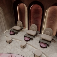 Ensemble table de manucure et chaise de salon avec éclairage LED moderne |   Service de design d'intérieur personnalisé pour salon de beauté