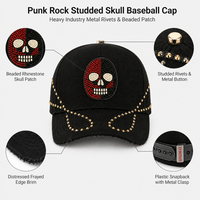 Casquette de baseball personnalisée style punk rock avec crâne, ornée de perles, strass et rivets, visière vieillie, fermeture snapback avec boucle métallique
