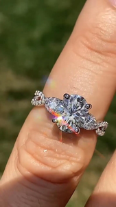 Bague de fiançailles ovale en diamant de laboratoire 1 carat, or jaune 14 carats, bijoux de mariée en grappe, élégant cadeau de joaillerie fine - Product Image 2