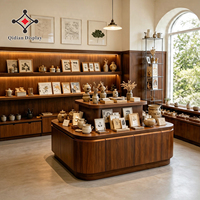Étagère de présentation en bois de noyer au design moderne avec éclairage LED, meuble de présentation personnalisé pour boutique de collection, vitrine antique