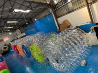 Rouleau aquatique gonflable en TPU transparent à base de polyéther pour événements aquatiques, fêtes au bord de la piscine et locations de parcs aquatiques (usage professionnel ou loisirs)