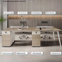 Poste de travail minimaliste moderne pour employés, bureau informatique avec cloison en bois 4 places, ensemble de 4 bureaux et chaises