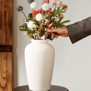Vase décoratif haut en <span class=keywords><strong>terre</strong></span> <span class=keywords><strong>cuite</strong></span> beige vieilli à nervures, idéal pour la décoration de table dans un style farmhouse ou un salon, parfait pour les fleurs séchées - Product Image 2