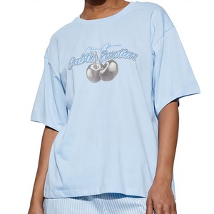 T-shirt en coton pour femme avec imprimé graphique cerise métallisé, épaules tombantes, bleu pastel clair – Fabricant de vêtements - Product Image 1