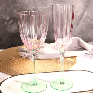 <span class=keywords><strong>Verres</strong></span> à vin <span class=keywords><strong>en</strong></span> <span class=keywords><strong>cristal</strong></span> élégants et luxueux pour mariage 2025, motif floral vintage rose et rouge, faits à la main, couleur personnalisée, <span class=keywords><strong>service</strong></span> OEM/ODM - Product Image 5