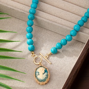 Collana Lunga da Donna con Ciondolo Cammeo Vintage a Ritratto, Catena di Perline Rotonde Multicolore e Chiusura a T Dorata - Product Image 4