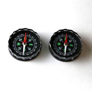 Brújula de plástico de alta precisión de 45 mm con borde dentado para acampar al aire libre y supervivencia, diseño portátil a prueba de golpes - Product Image 3
