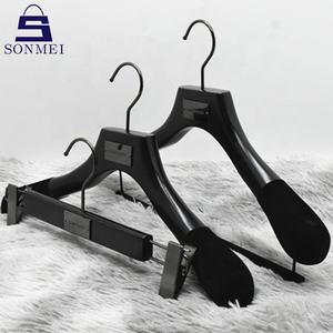 Cintre en bois pour costume de manteau, plaque en métal, personnalisé pour vêtements, cintres de luxe - Product Image 1