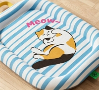 Tapis rafraîchissant pour animaux de compagnie en soie glacée rayé bleu et blanc, avec rebord intégral, imprimé chat de dessin animé, doux et lavable, pour lit de chat et chien