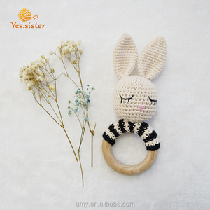 Hochets et anneaux de dentition pour bébé en bois, faits main, de haute qualité, au crochet, avec lapin tricoté naturel et charmant - Product Image 4