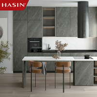 Meubles de cuisine modulaires en pierre frittée de style moderne personnalisés avec rangement coulissant et robinet pour villa