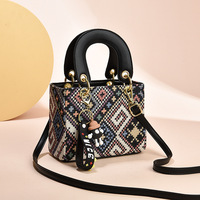 Nuevo Bolso de Hombro para Mujer, Estilo Étnico de Cuero PU, Tejido, Moderno y Popular, con Adornos de Muñecas a la Moda