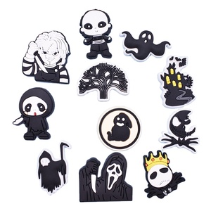 Nouveaux charms de chaussures en PVC personnalisés pour Halloween, Jibbitz, formes de chauve-souris, d'araignée et autres, décorations à clipser pour sabots, cadeaux de fête personnalisés - Product Image 1