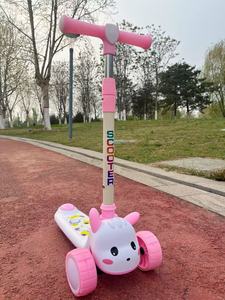 Trottinette pour enfants avec lumières LED, design fusée pliable, pour les enfants de 3 à 6 ans, pour une utilisation en extérieur - Product Image 3