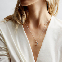 Collier pendentif lune martelé minimaliste : Acier inoxydable plaqué or, ton argenté, tendance, pour le quotidien féminin