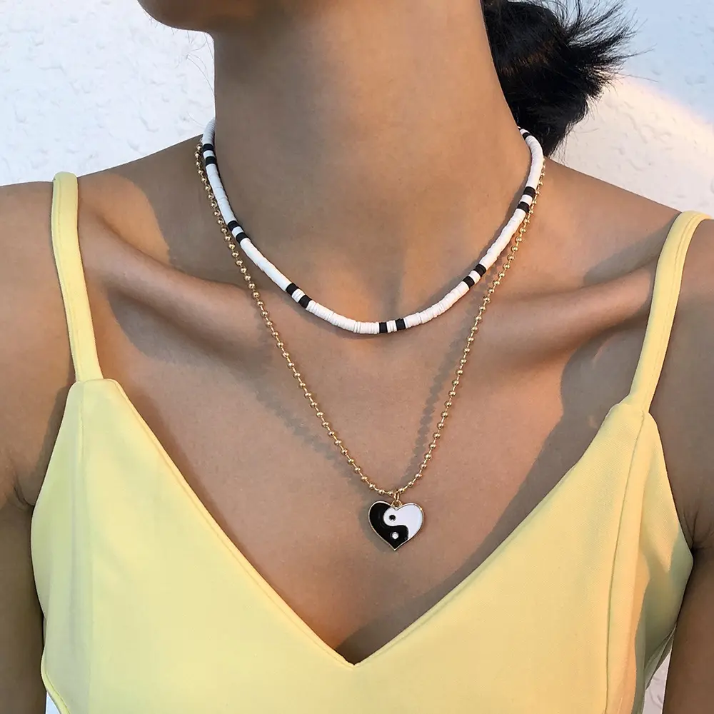 Weiß und Schwarz Heishi Perlen Surfer Choker geschichtete Halskette Yin Yang Anhänger Halskette Schmuck für Frauen Mädchen