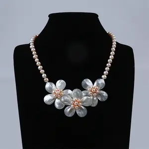 Zhuji Perle Bohème-Stil 5-6mm Kartoffel-Süßwasser-Perle Blume Mutter von Perlschale Halskette und Ohrring