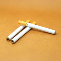 Briquet à gaz promotionnel portable en métal avec meule, design unique en forme de cigarette, personnalisable avec logo