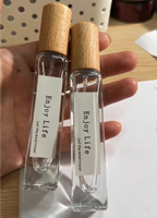 Vente en gros Premium 15ml Bouteilles de pulvérisation de parfum en verre personnalisées carrées avec dessus en bois