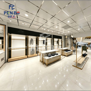 Aménagement intérieur de boutique de vêtements pour hommes au design moderne et haut de gamme, présentoirs à vêtements autoportants dorés sur mesure pour magasin de détail - Product Image 4