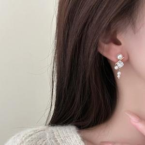 Pendientes de Borla Versátiles de Estilo Retro para Mujer, Plata de Ley S925 con Perlas Dispersas, Joyería Larga de Alta Gama en Oro de 18K - Product Image 4