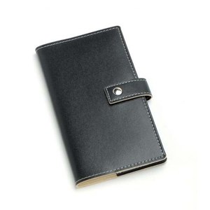 Agenda A6 con copertina in pelle nera e chiusura a cinturino per riporre carte e appunti - Product Image 1
