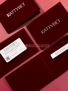 Pochette personnalisée en velours rouge bordeaux avec logo doré pour cartes cadeaux VIP, bons d'achat, cartes de visite, et certificats de cadeaux pour boutiques, salons de photographie et salons de beauté - Product Image 3