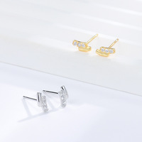 Moderne 18K Vergoldete 925 Sterling Silber Gebogene Pavé-Ohrstecker 925 Silber Asymmetrische Zirkon-Ohrstecker