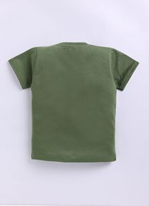 Camiseta de algodón puro estampada para niños, color verde claro, con estampado gráfico divertido con gorra, gafas de sol y camiseta colorida - Product Image 2