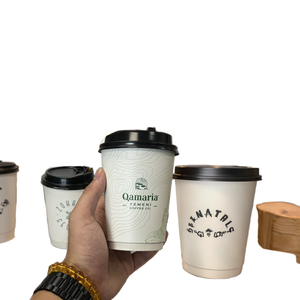 แก้วกาแฟกระดาษสองชั้นแบบมีลายนูน โลโก้สั่งทำได้ รีไซเคิลได้ ใช้แล้วทิ้ง สำหรับเครื่องดื่มร้อน ชา กาแฟ แก้วกระดาษทรงกลมพร้อมฝาปิด - Product Image 1
