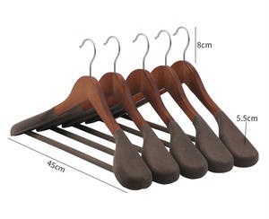 Appendini del produttore abiti in legno antiscivolo <span class=keywords><strong>appendiabiti</strong></span> Logo personalizzato panno in legno con spalla in velluto floccato per vestiti di lusso - Product Image 2