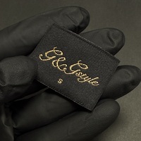 Étiquettes de vêtements personnalisées haut de gamme en polyester/coton, écologiques, organiques, tissées, pour le cou, en damassé uni, pliées sur mesure, en satin