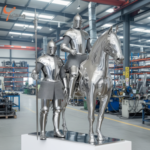 Sculpture d'armure de chevalier médiéval et de cheval de guerre en acier inoxydable, conçue sur mesure, polie à la main, art 3D, objet de collection - Product Image 1