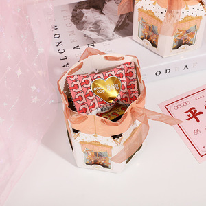 Vente en gros Boîte à bonbons de mariage hexagonale Carrousel pliable et coffrets cadeaux créatifs pour la fête des enfants au chocolat - Product Image 4