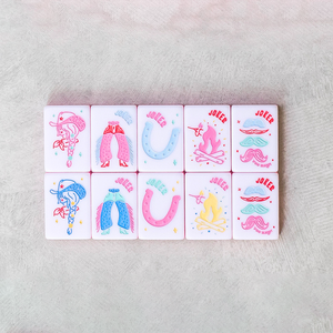 Tuiles de <span class=keywords><strong>Mahjong</strong></span> personnalisées Miss Cowgirl en Lucite transparente avec couches rose vif au dos, 160 cartes, bottes en acrylique blanc, pistolets jouets - Product Image 6