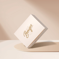 Boîte cadeau de boulangerie personnalisée beige à couvercle rabattable avec logo en feuille d'or et motif de pain imprimé à l'intérieur pour l'emballage de macarons, biscuits et pâtisseries