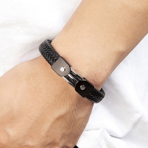 <span class=keywords><strong>Bracelet</strong></span> en <span class=keywords><strong>cuir</strong></span> véritable personnalisé pour hommes avec fermoir magnétique en acier inoxydable cadeau d'anniversaire mignon <span class=keywords><strong>de</strong></span> style tendance pour hommes femmes - Product Image 5