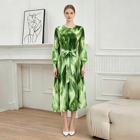 Robe plissée Miyake grande taille décontractée longueur genou avec manches lanternes, imprimé floral, design simple, prête pour l'été